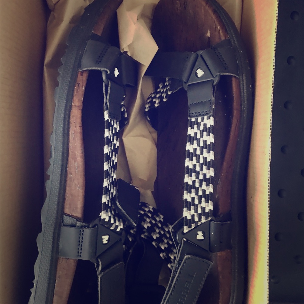 Size 11 like new Merrell Velcro sandals